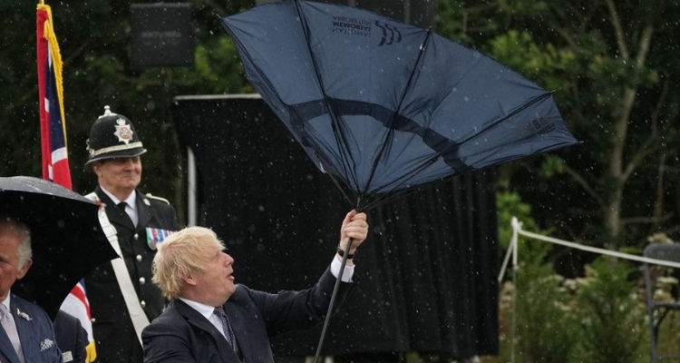 Boris Johnson’ın şemsiyeyle mücadelesi