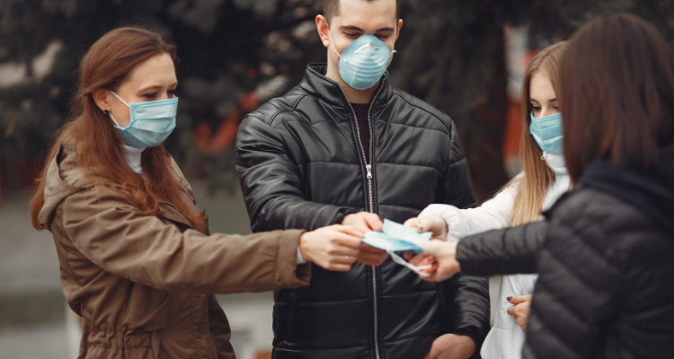 İngiltere’de “maske takma zorunluluğu” kalkıyor