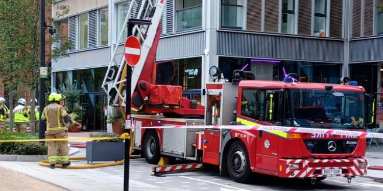 Londra’da 30 katlı binada yangın